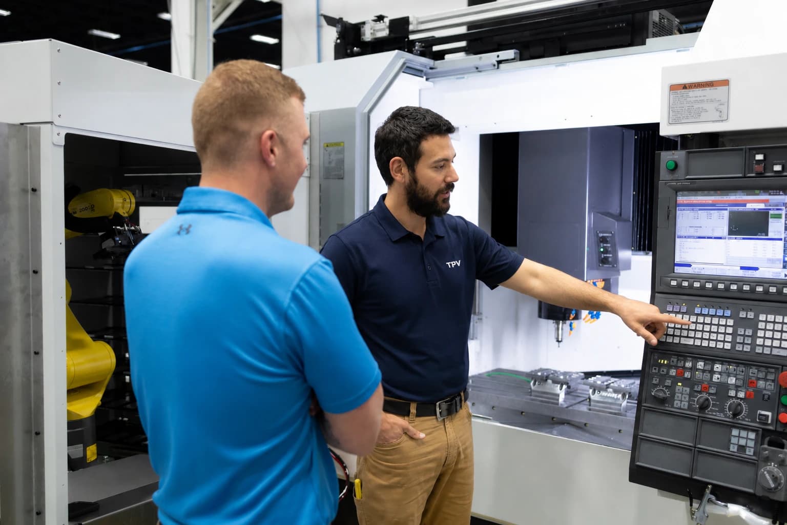 Odborní technickí zástupcovia TPV Technology Dubnica nad Váhom diskutujú o optimalizácii výrobného procesu a nasadení presných nástrojov.